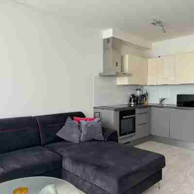 2 Bed Apartment Sleeps 6 - Free Parking - Pets Others