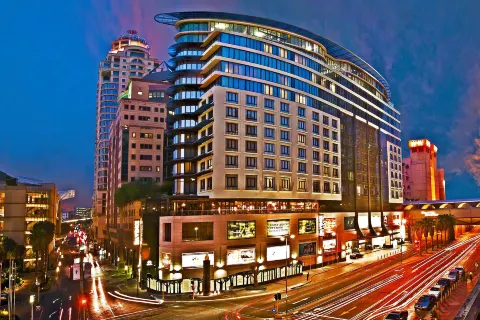 Davinci Hotel on Nelson Mandela Square