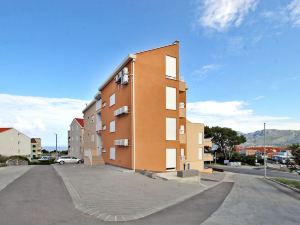 Bacan Family Apartments