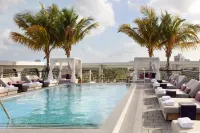 Kimpton HOTEL PALOMAR SOUTH BEACH by IHG - สระว่ายน้ำบนดาดฟ้า