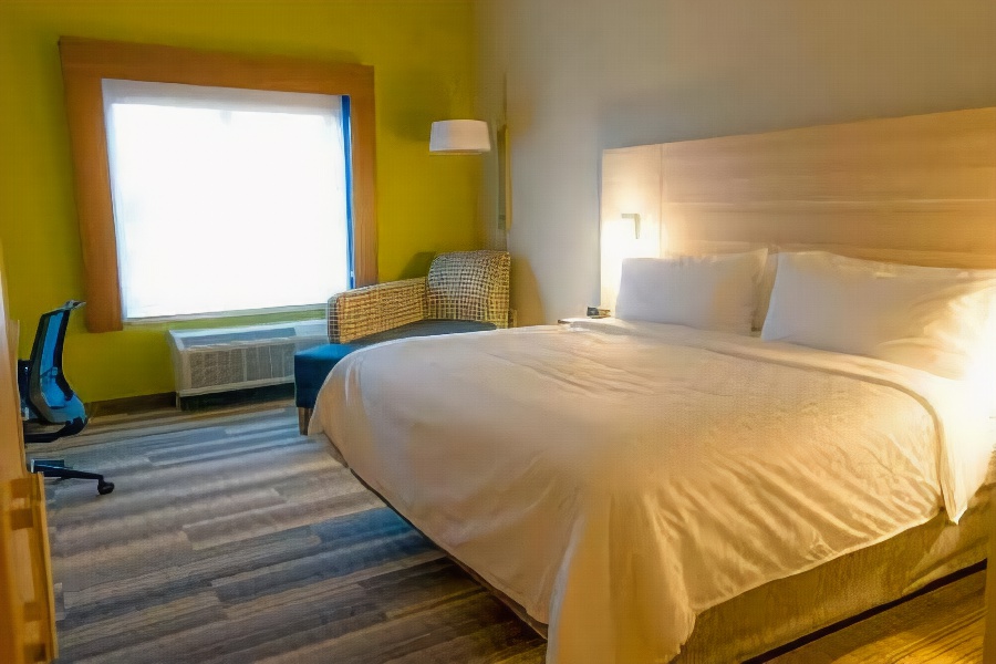 Holiday Inn Express and Suites Dayton East Beavercreek, an Ihg Hotel