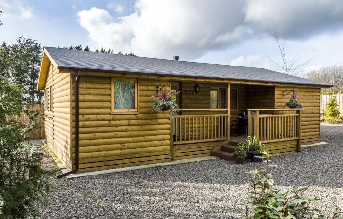 Laurel Lodge - 2 Bedroom Log Cabin - St Florence