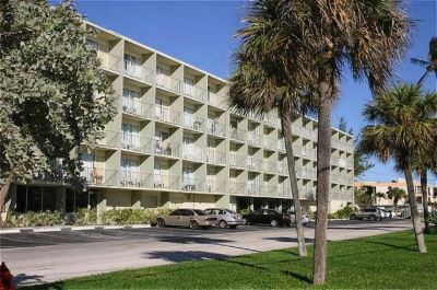 Hotel Exterior Lauderdale by the Sea Resort Photo