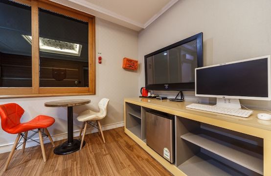 앨리스비지니스호텔의 넓고 깔끔한 객실 내부