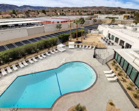 ダブルツリー バイ ヒルトン パームデール カリフォルニア パームデールのホテル