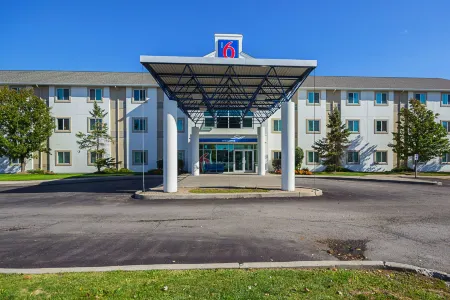 Motel 6 Whitby, on - Toronto East Отели в г. Уитби