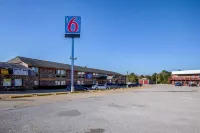 Motel 6 Troy, IL - parking