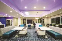 La Quinta Inn & Suites by Wyndham Dallas Northeast-Arboretum Hotels in Garland