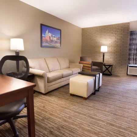 Drury Inn & Suites Greensboro Отели рядом с достопримечательностью «Торговый центр Four Seasons»