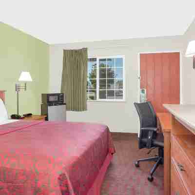 Days Inn by Wyndham Turlock Rooms