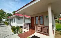 Kampong Nelayan Resort Hotels in Bungatan