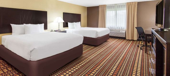 Days Inn & Suites by Wyndham Davenport East Hotels in Scott County