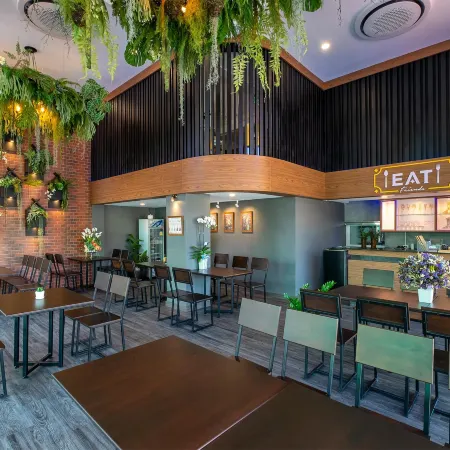 Bed Friends Poshtel Отели рядом с достопримечательностью «Ночной рынок Сентр Пойнт»