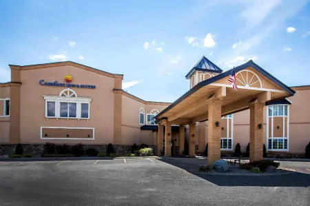 Comfort Inn & Suites Plattsburgh - Morrisonville Отели в г. Платтсбург