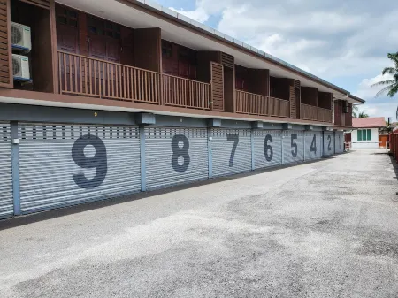 Little Kampung Studio Отели в г. Hilir Perak