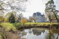 Chambres d'Hotes Château de la Puisaye فنادق في Balines