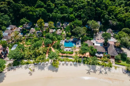 Le Vimarn Cottages & Spa Отели рядом с достопримечательностью «Rayong beach»