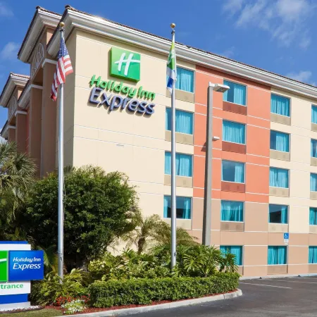 Holiday Inn Express FT. LAUDERDALE CRUISE-AIRPORT by IHG Отели рядом с достопримечательностью «Museum of Discovery and Science»