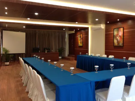 Tanjung Plaza Hotel Отели рядом с достопримечательностью «Kampoeng Camping Ground»