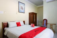 RedDoorz Syariah near Alun Alun Pacitan 2 Hotels in Pacitan