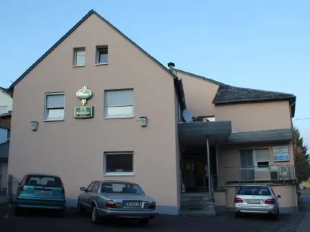 Zum Wiesengrund Landgasthof Отели в г. Шайдт