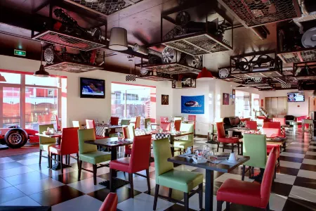 Enzo Hotels Reims Tinqueux by Kyriad Direct Отели в г. Тенкё