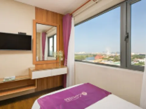 Lavender Riverside Hotel Hotels near Pho Da Temple