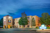 Days Inn & Suites by Wyndham Airport Albuquerque Hotel di 