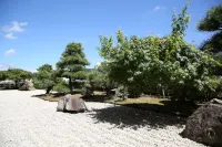 Japanese Inn Iwaso โรงแรมใกล้Weeping Cherry Trees at Ogawa Suwa Shrine