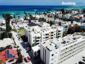 Beauty 2 Bed Condo Steps from the Beach, B1, Los Corales