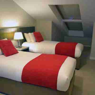 Carrick Plaza Suites and Apartments Rooms