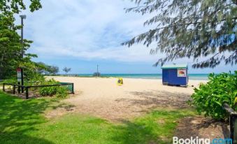 Belle Escapes Ground Floor Beachfront Apartment 15 Minutes from Cairns City