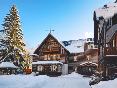 Hotel Tři Růže Отели рядом с достопримечательностью «Čihadlo»