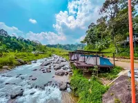 The Landeuh Village Riverside Glamping Hotel a Sukamakmur