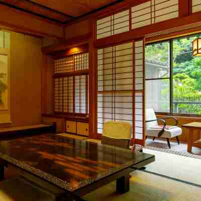 Motoyu Ishiya Rooms