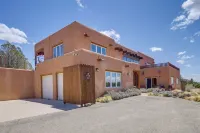 Casa Al Reves Pueblo-Style House with Views! - บังกะโล