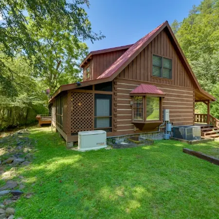 Cabin w/ Hot Tub + Fishing Pond in Del Rio!