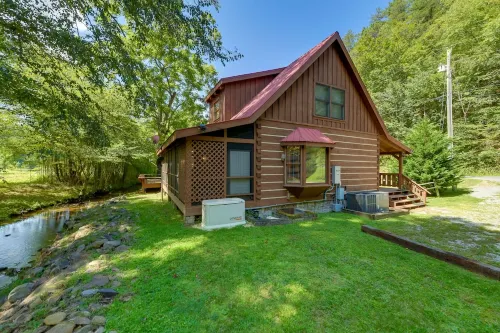Cabin w/ Hot Tub + Fishing Pond in Del Rio! - parking