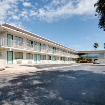Rodeway Inn Kissimmee Maingate West - Free Theme Park Shuttle Отели рядом с достопримечательностью «Селебрейшн»