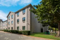Quality Inn & Suites Roanoke - Fort Worth North Hotels in Northlake