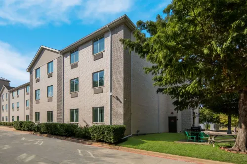 Quality Inn & Suites Roanoke - Fort Worth North Hotels in Northlake