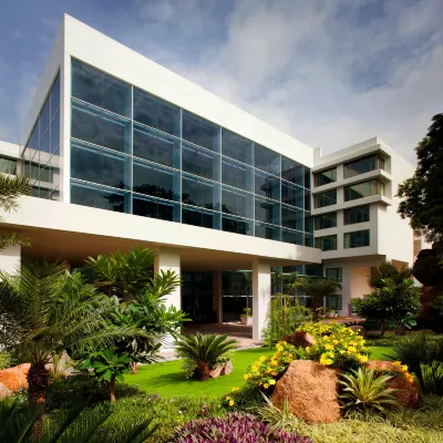 Radisson Blu Plaza Hotel Hyderabad Banjara Hills Отели рядом с достопримечательностью «Оушен Парк»