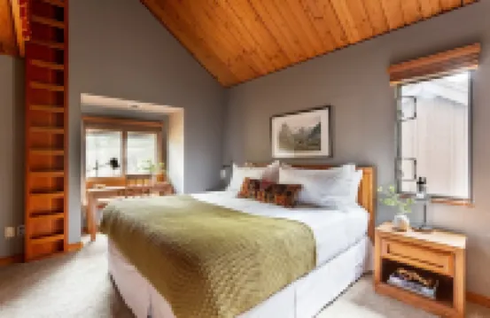 Skylight by AvantStay Elevated Mountain Home w Hot Tub, Billiards, Large Patio Hotel di Sunriver