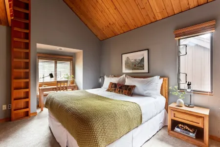 Skylight by AvantStay Elevated Mountain Home w Hot Tub, Billiards, Large Patio