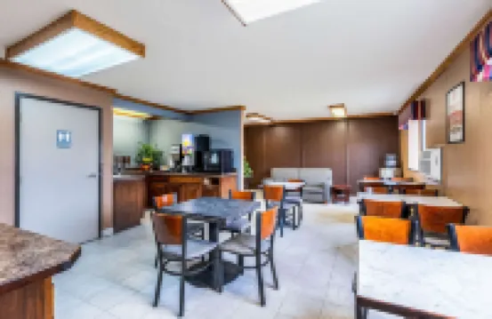 Econo Lodge Inn & Suites - 2-Star