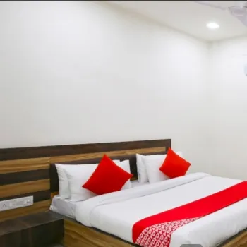 Sweet Dream Hotel Hotels near Mahatma Gandhi High School