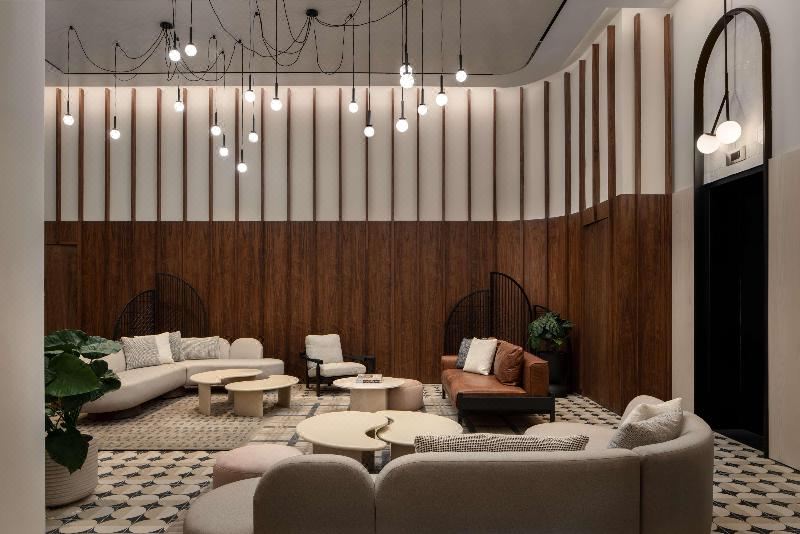 3. 모토 바이 힐튼..