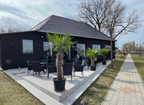 Waterfront Lodge