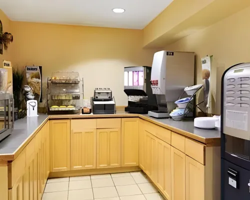 Baymont Inn & Suites by Wyndham Anchorage Airport تناول الطعام Photos