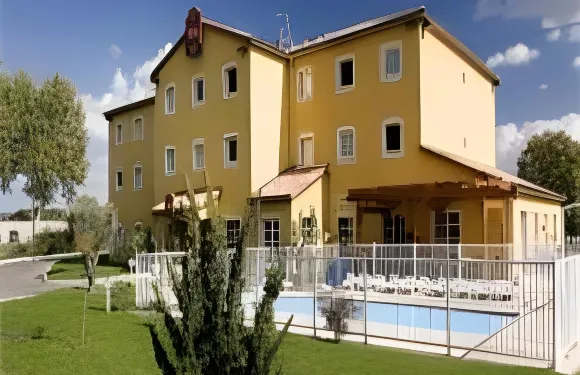 馬諾斯克卡達拉舍宜必思酒店